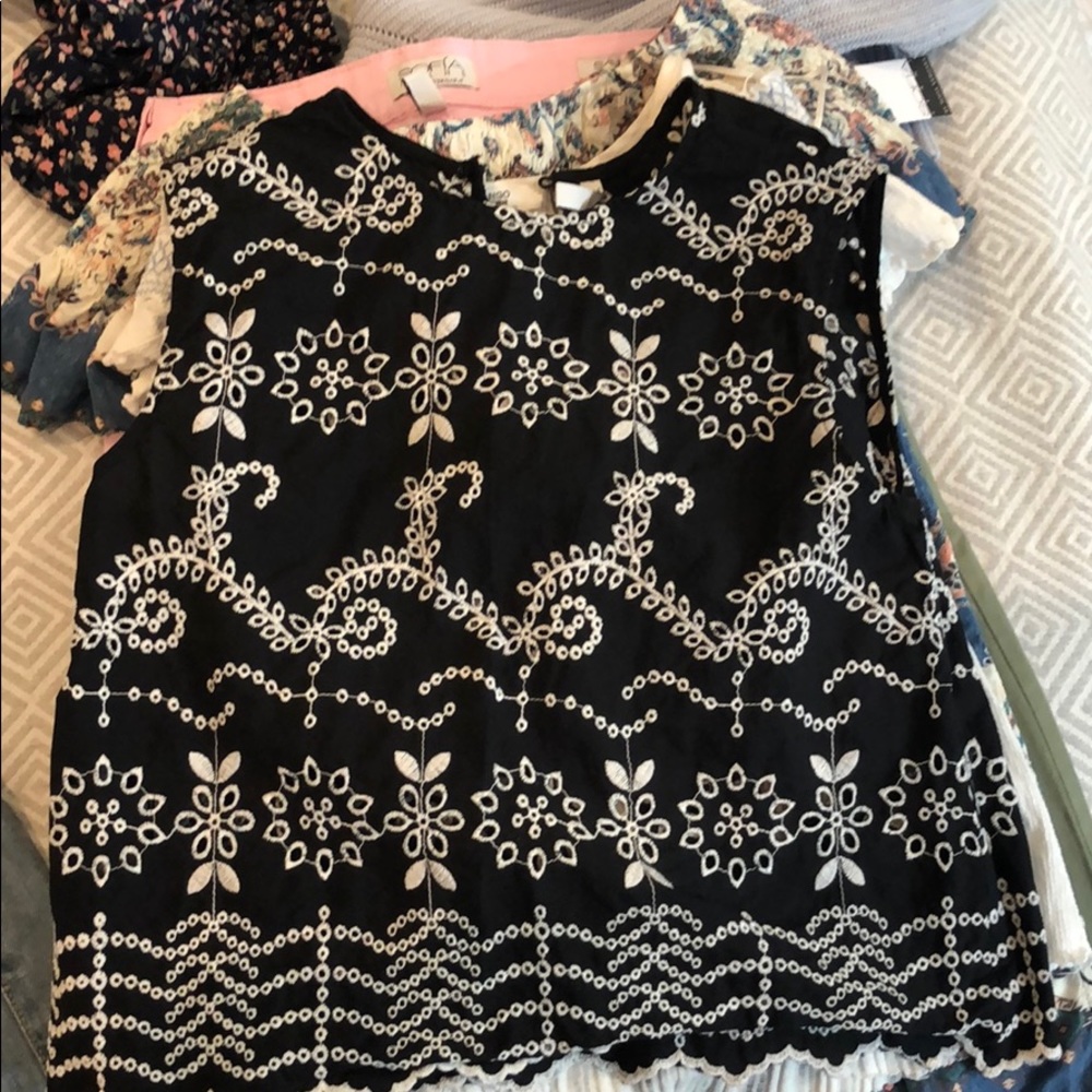 White and black embroider tank top